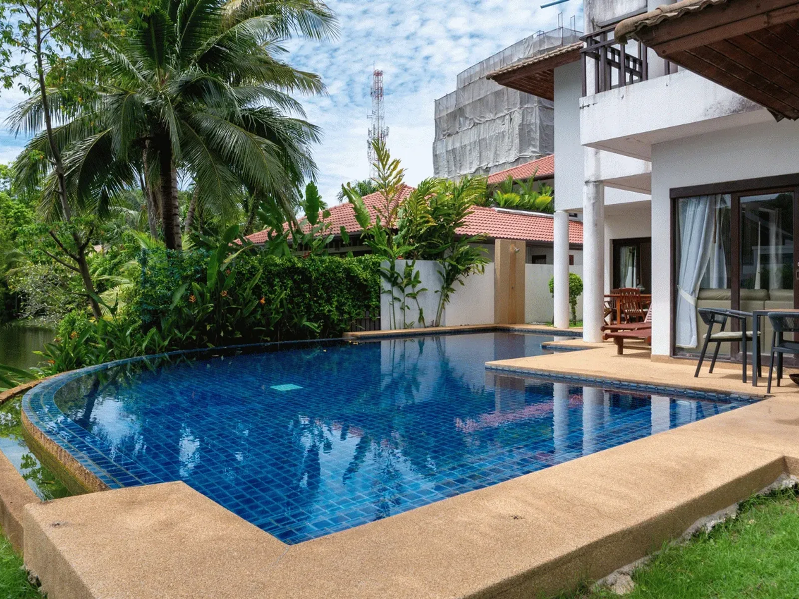 สุรินทร์ สปริงส์ – 4 ห้องนอน พูลวิลล่าริมทะเลสาบ หาดสุรินทร์ - Surin Beach, Phuket - รูปภาพ 2