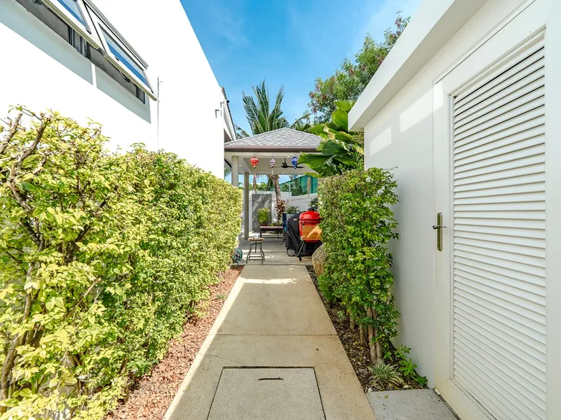 3-Bedroom Pool Villa for Sale, Rawai, Near Beaches, Freehold - Rawai, Phuket - Main photo
