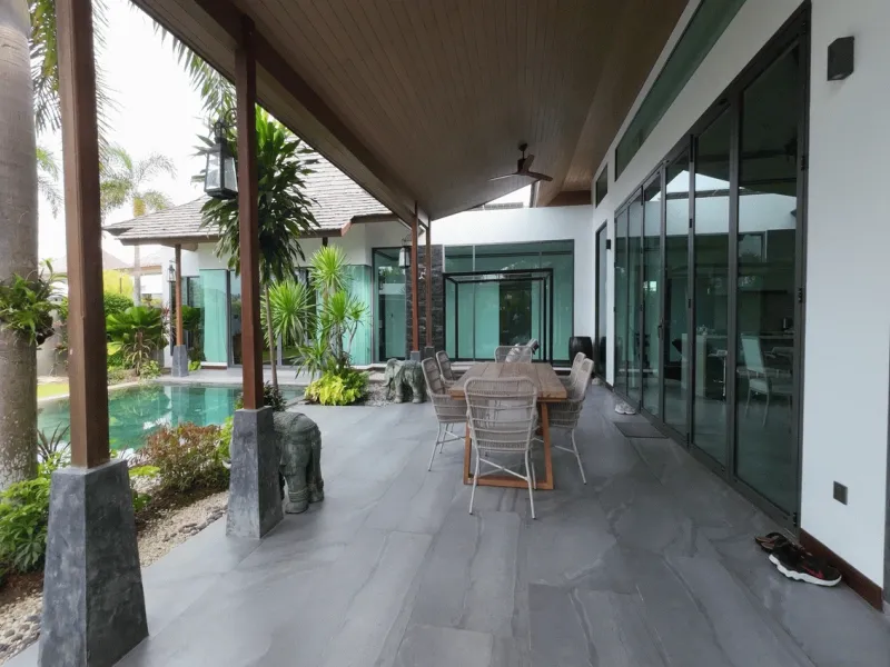 Villa de 4 chambres avec piscine au bord du lac à louer à Cherng Talay. - Cherng Talay, Phuket - Photo principale