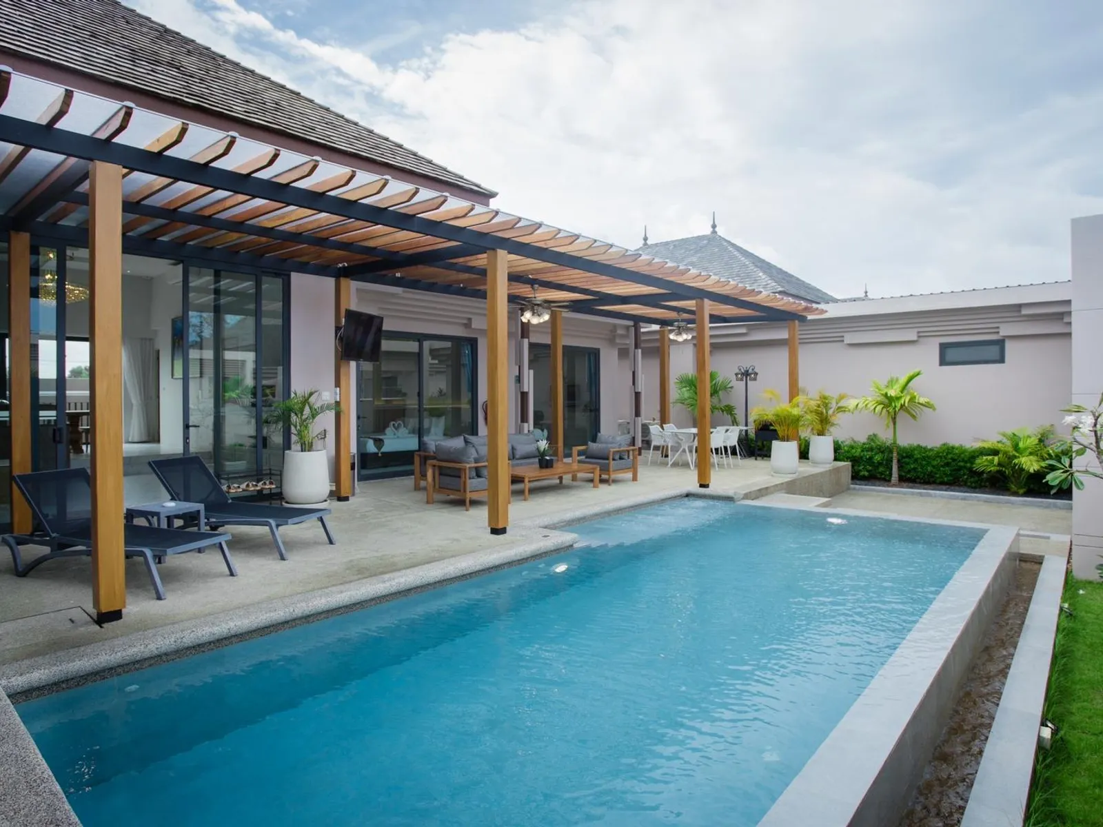 3-Bedroom Pool Villa for Rent, Cherng Talay, Full-Service - Cherng Talay, Phuket - Photo 1