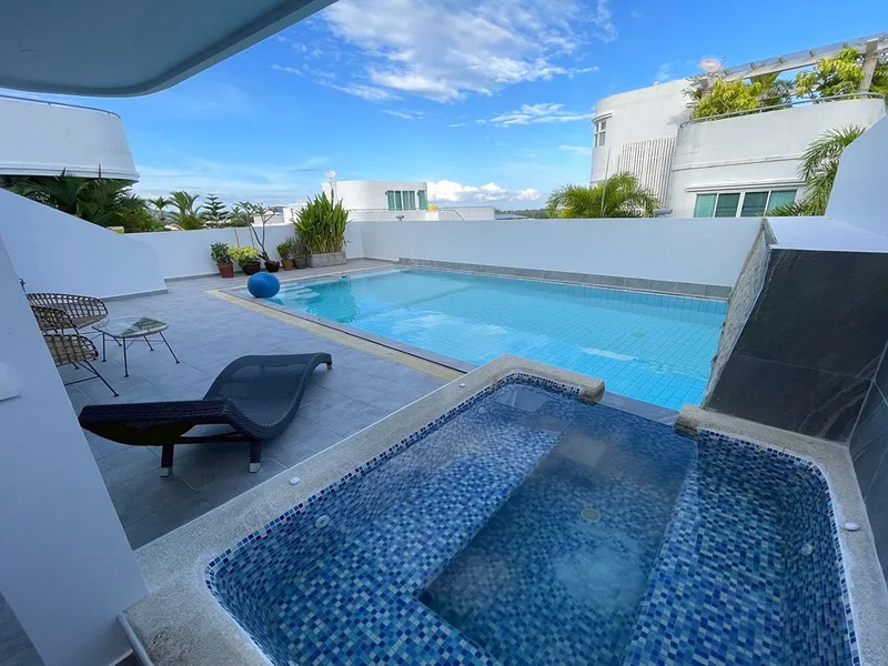 Baan Chalong Résidence : Villa moderne de 4 chambres avec toit-terrasse et vue panoramique - Chalong, Phuket - Photo principale